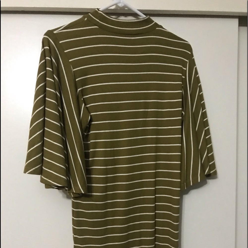 Maternity blouse with fluttering sleeves